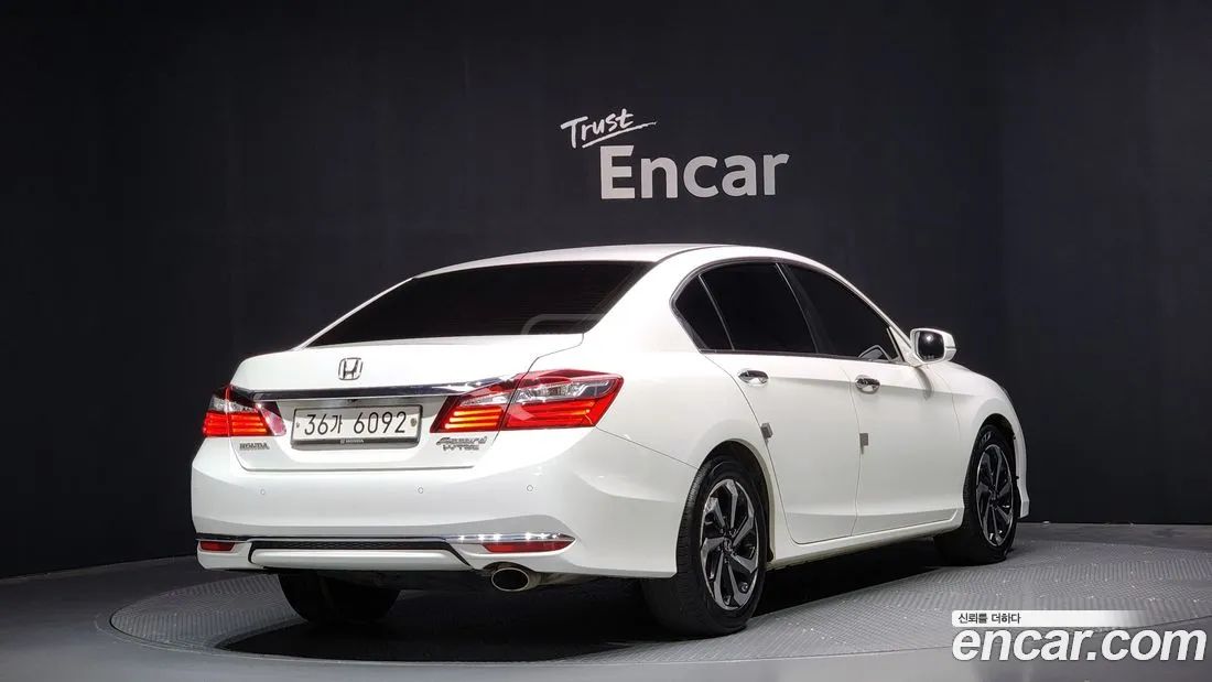 Honda Accord 2017 — photo 2