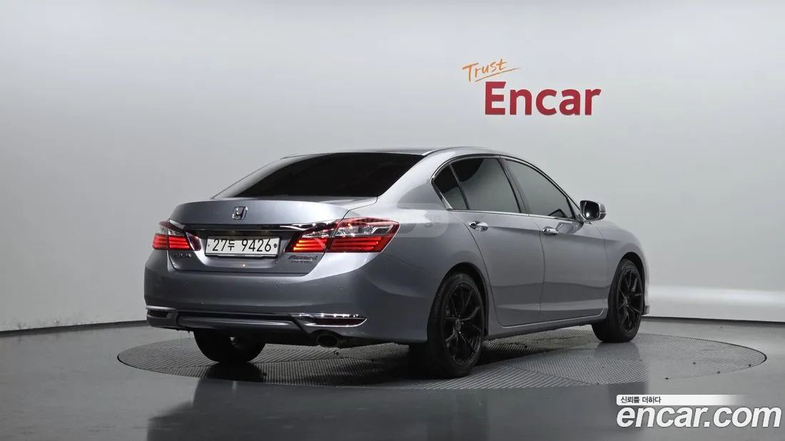 Honda Accord 2017 — photo 2