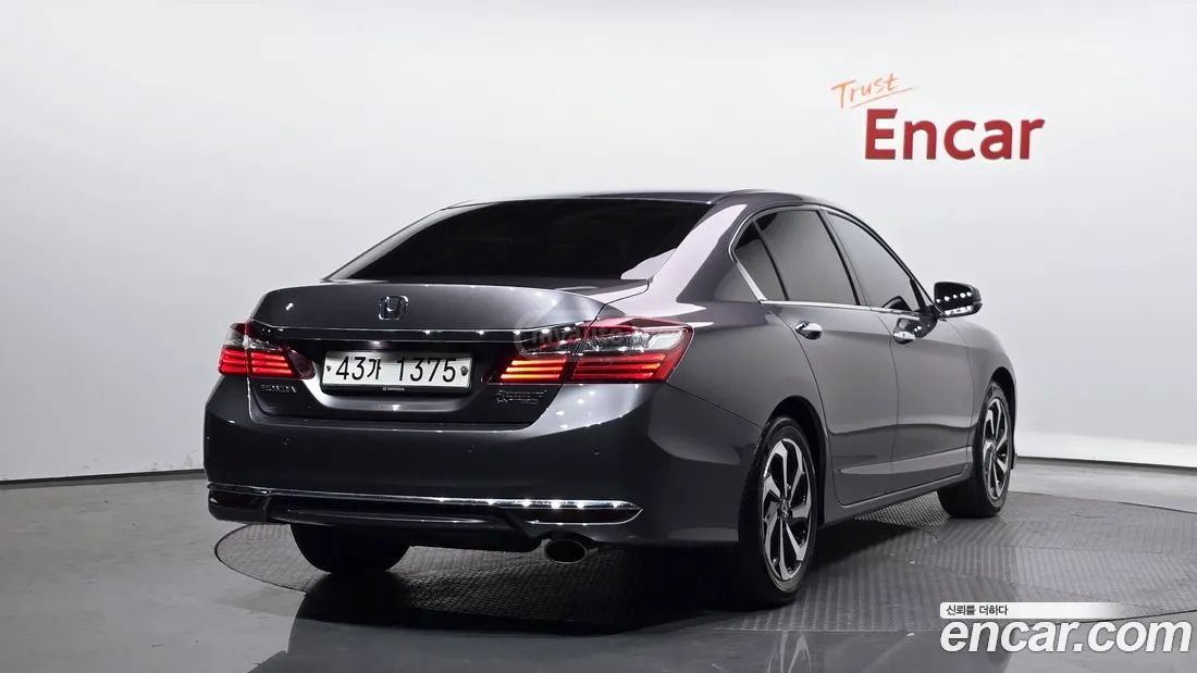 Honda Accord 2017 — photo 2