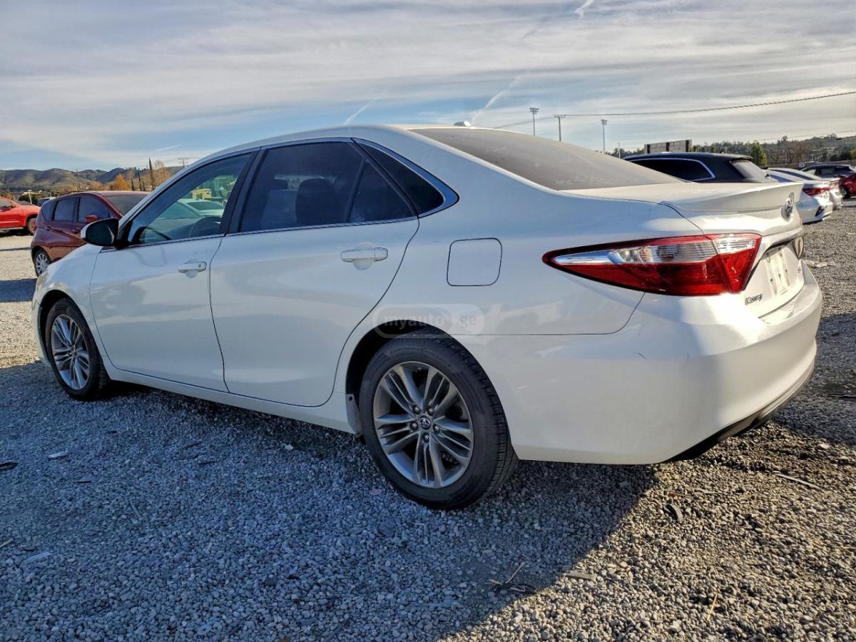 Toyota Camry 2015 — photo 2
