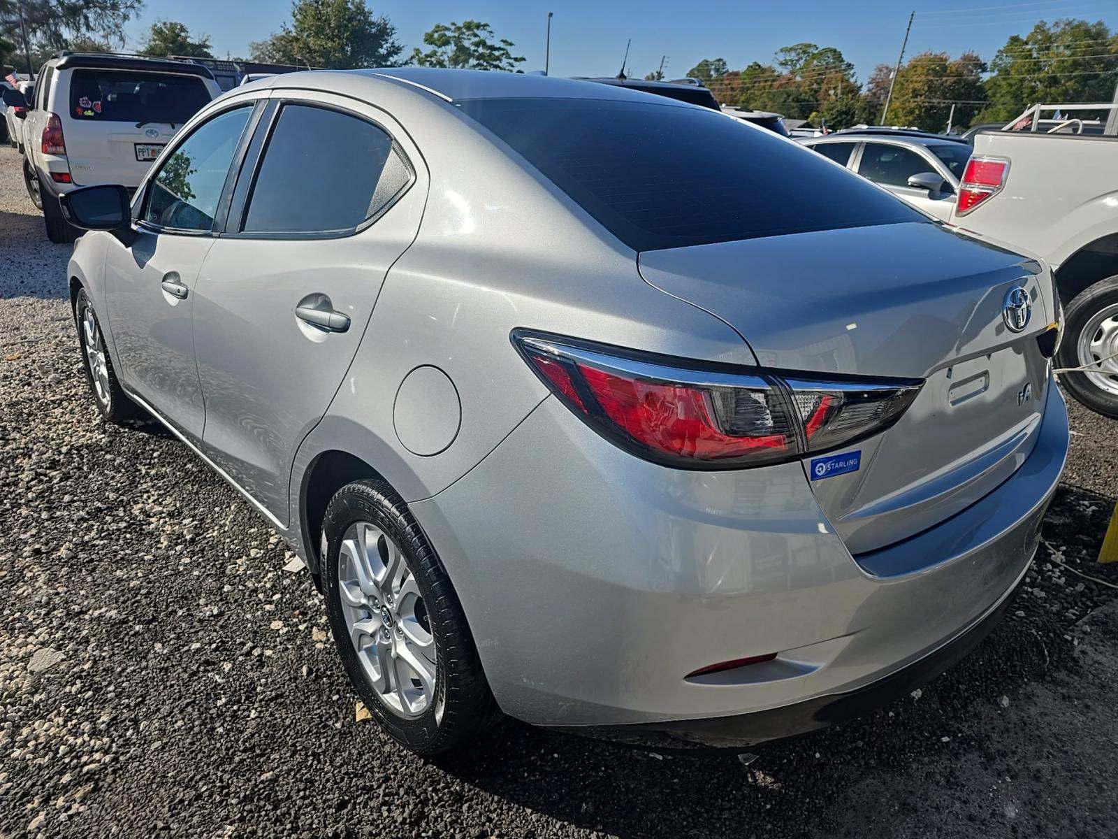 Toyota Yaris 2018 — photo 2