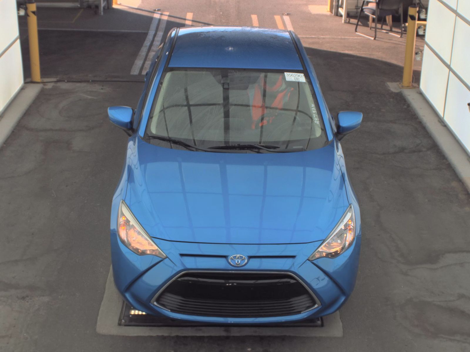 Toyota Yaris 2017 — photo 2