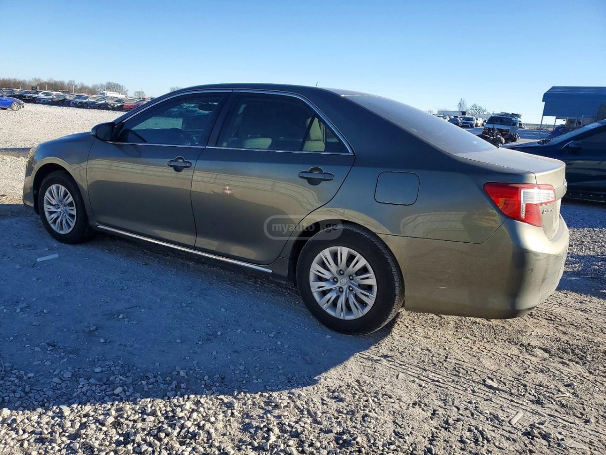 Toyota Camry 2014 — photo 2