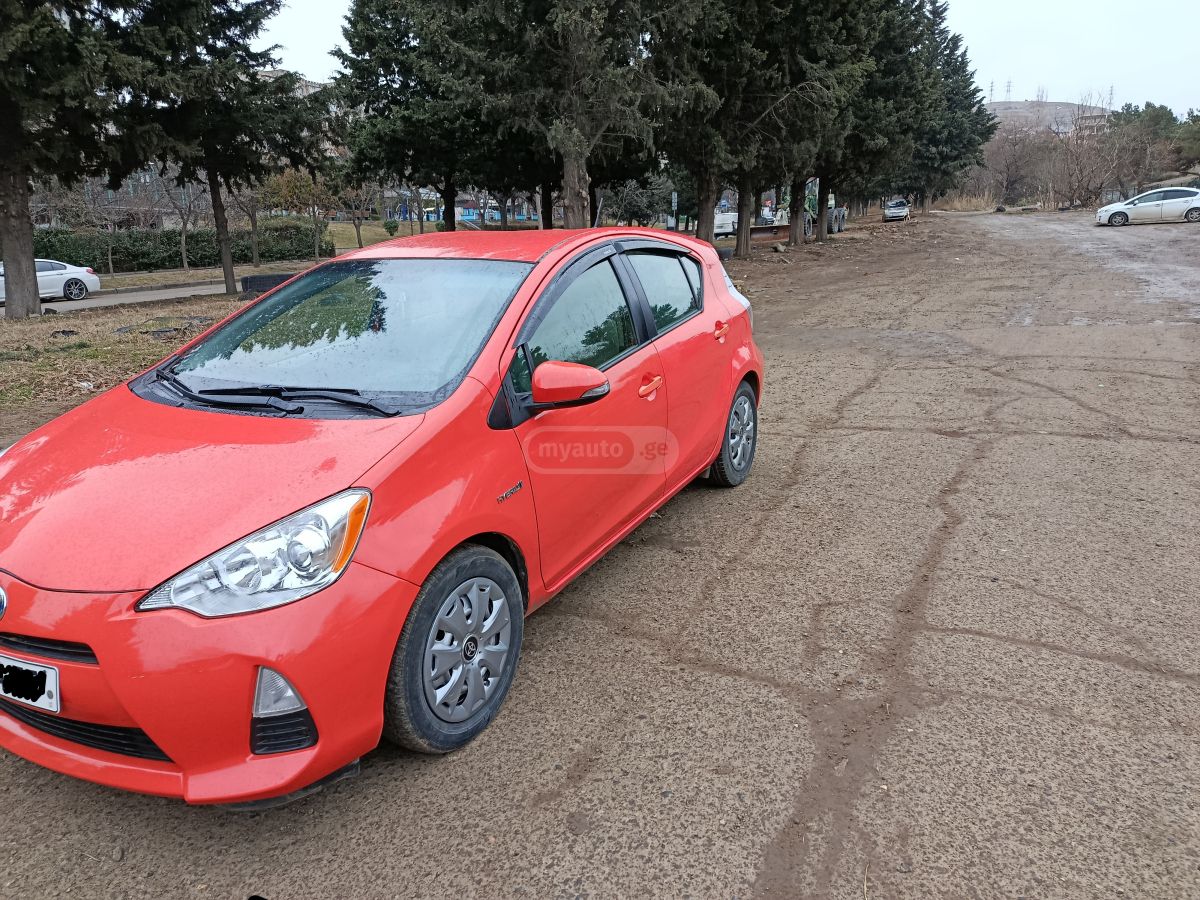 Toyota Prius C 2012 — photo 2