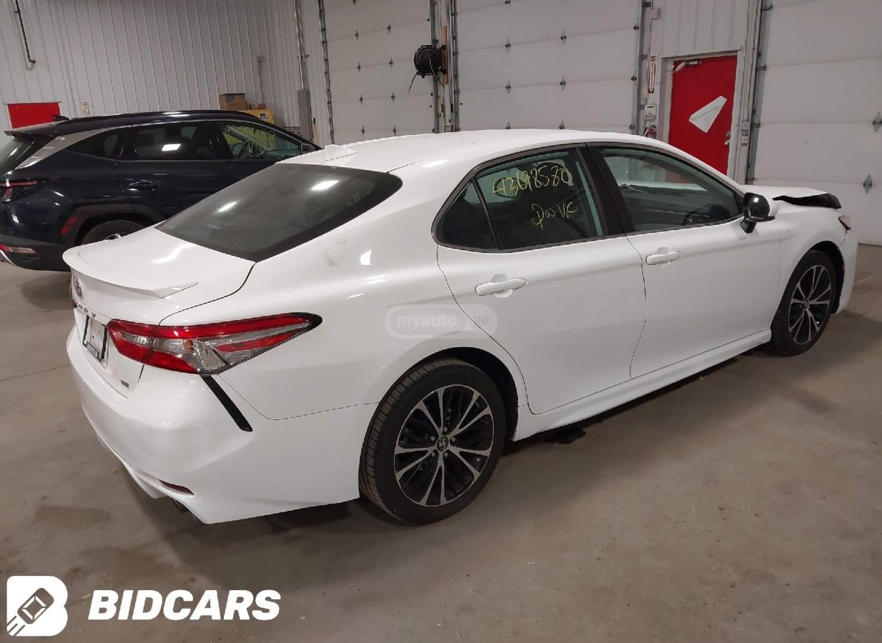 Toyota Camry 2018 — photo 2
