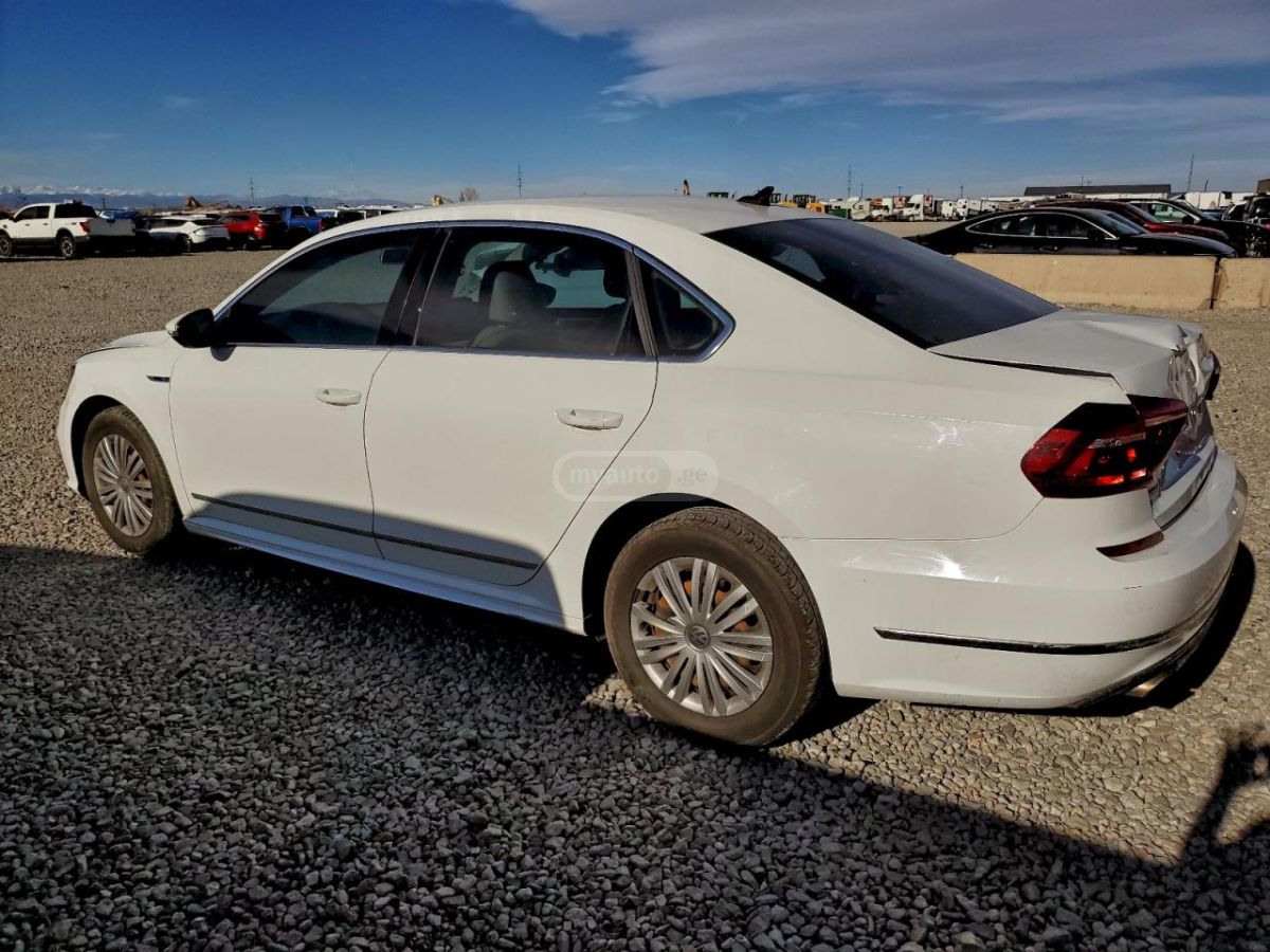 Volkswagen Passat 2017 — photo 2