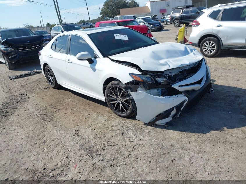 Toyota Camry 2022 — photo 2