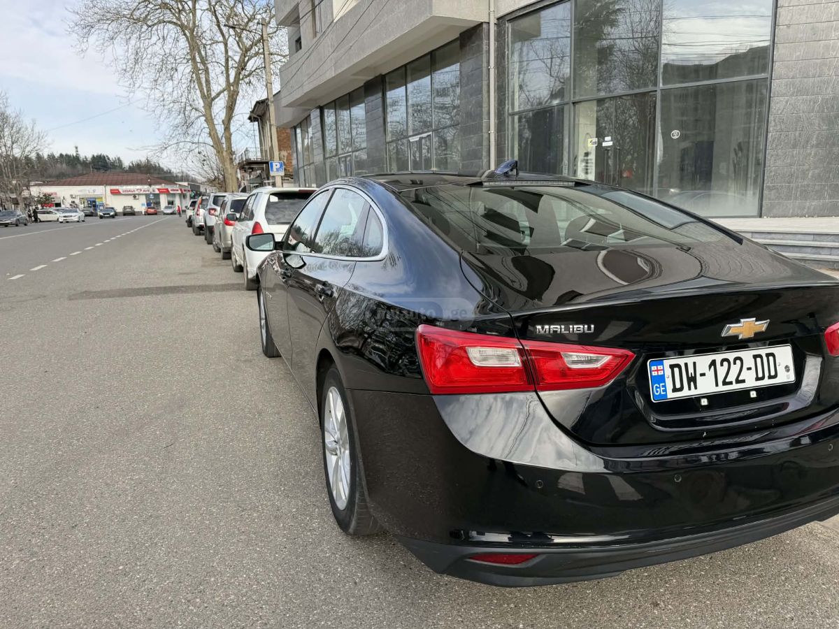 Chevrolet Malibu 2017 — photo 2