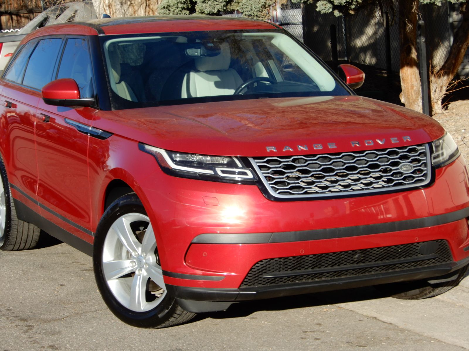 Land Rover Range Rover Velar 2019 — photo 2