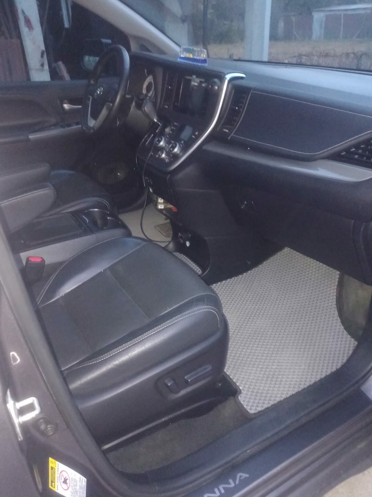 Toyota Sienna 2015 — photo 2
