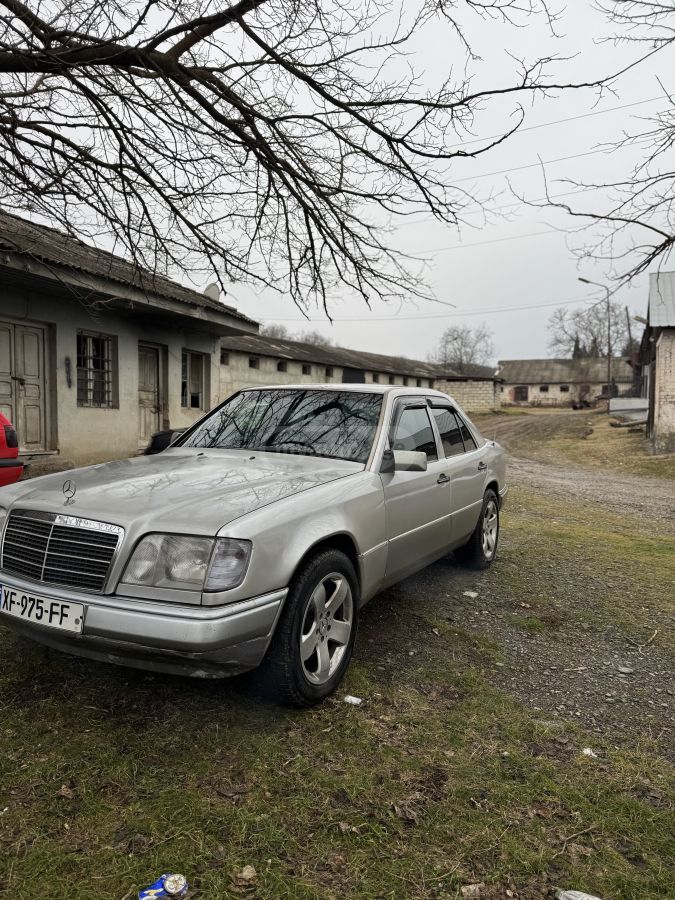 Mercedes-Benz E 220 1995 — photo 2