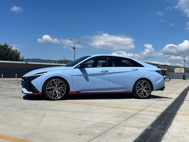 Hyundai Elantra 2022 — photo 2