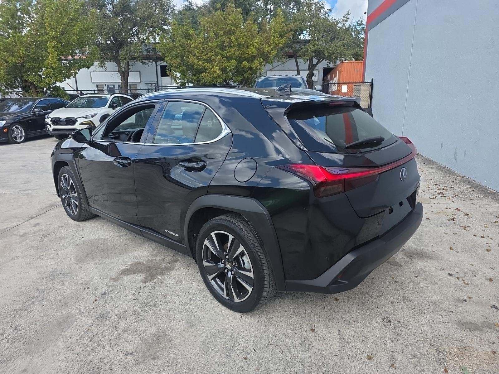 Lexus UX 250 h 2022 — photo 2