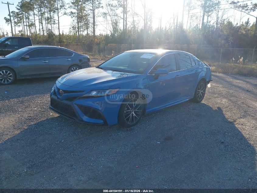 Toyota Camry 2023 — photo 2