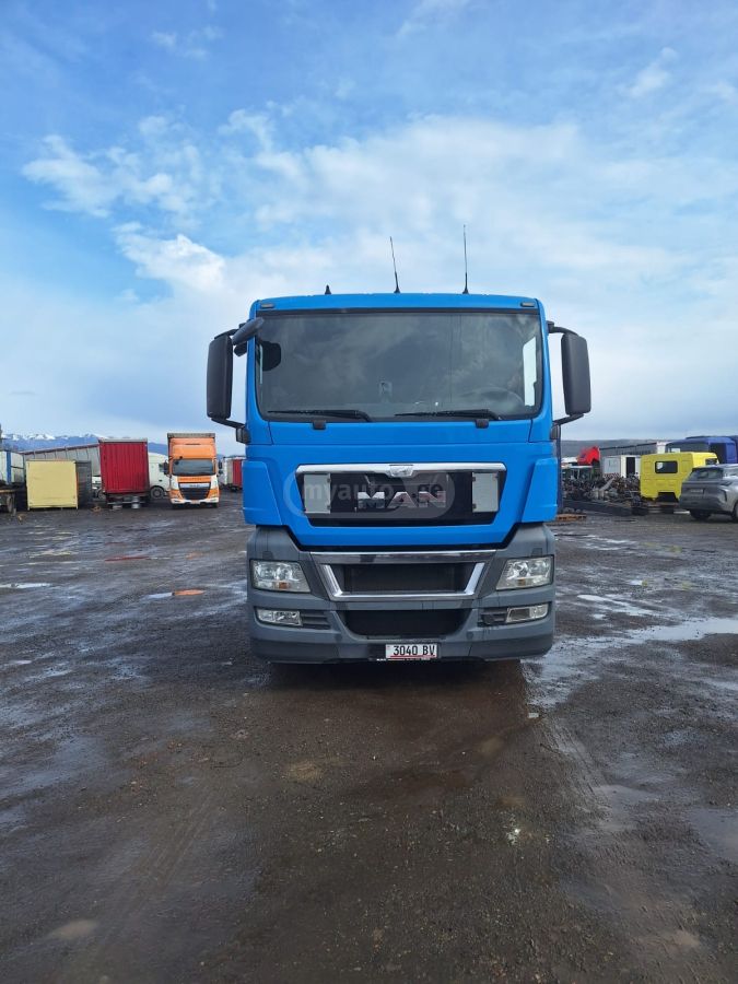 Isuzu TGX