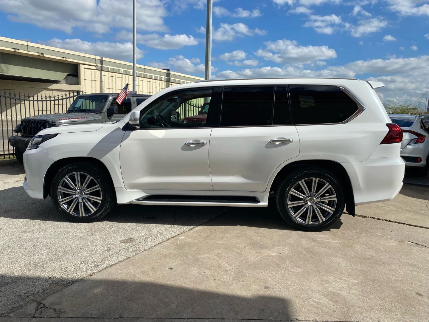 Lexus LX 570 2016 — photo 2