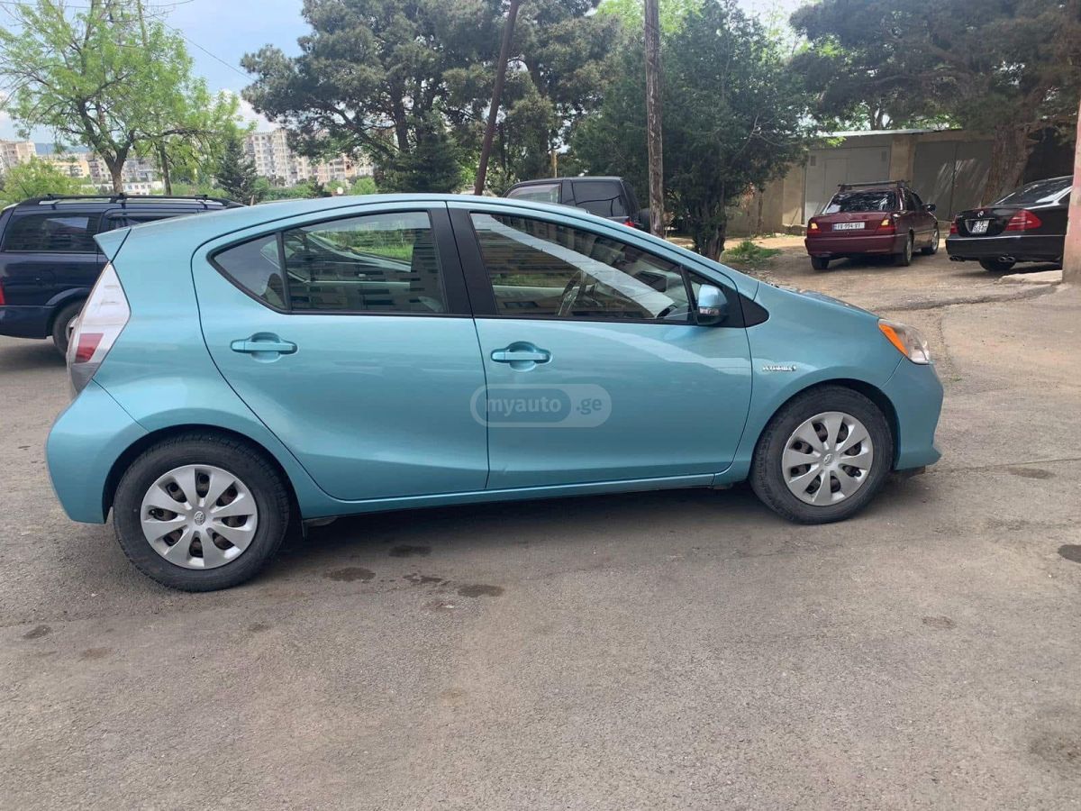 Toyota Prius C 2013 — photo 2