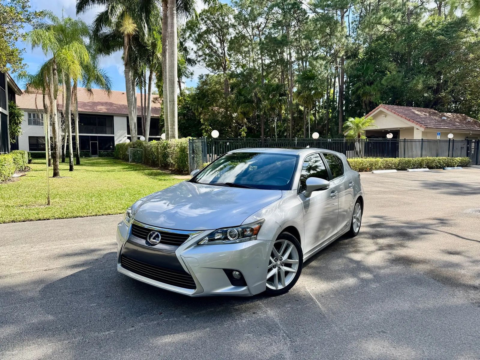 Lexus CT 200 h 2015 — photo 2