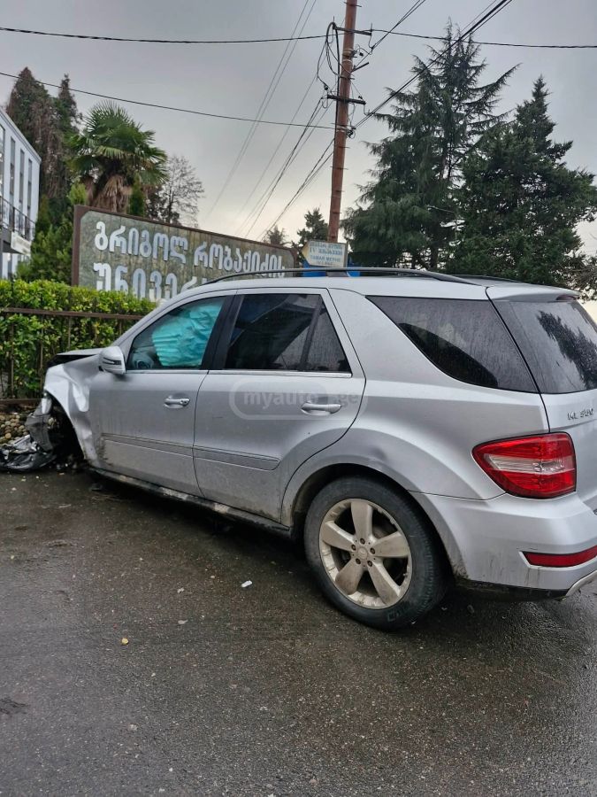 Mercedes-Benz ML 350 2011 — photo 2