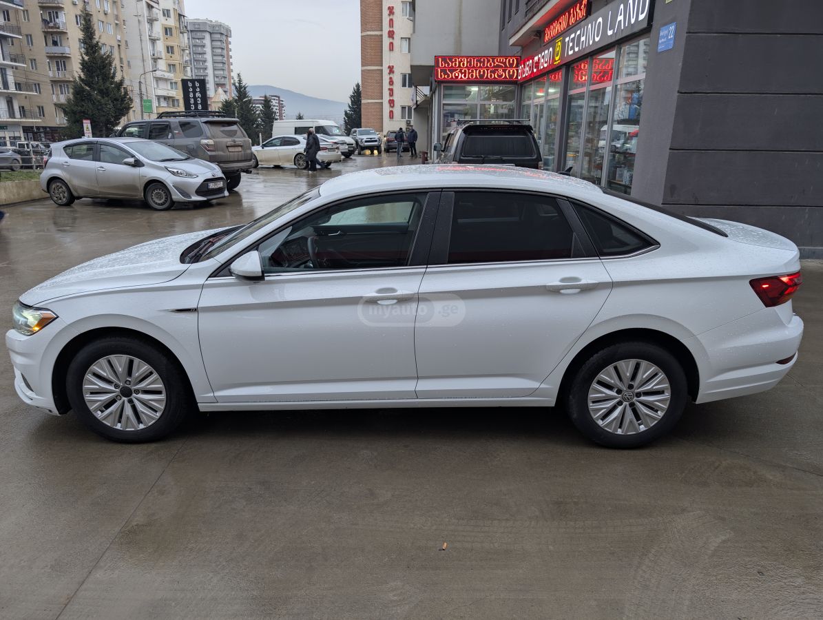 Volkswagen Jetta 2019 — photo 2