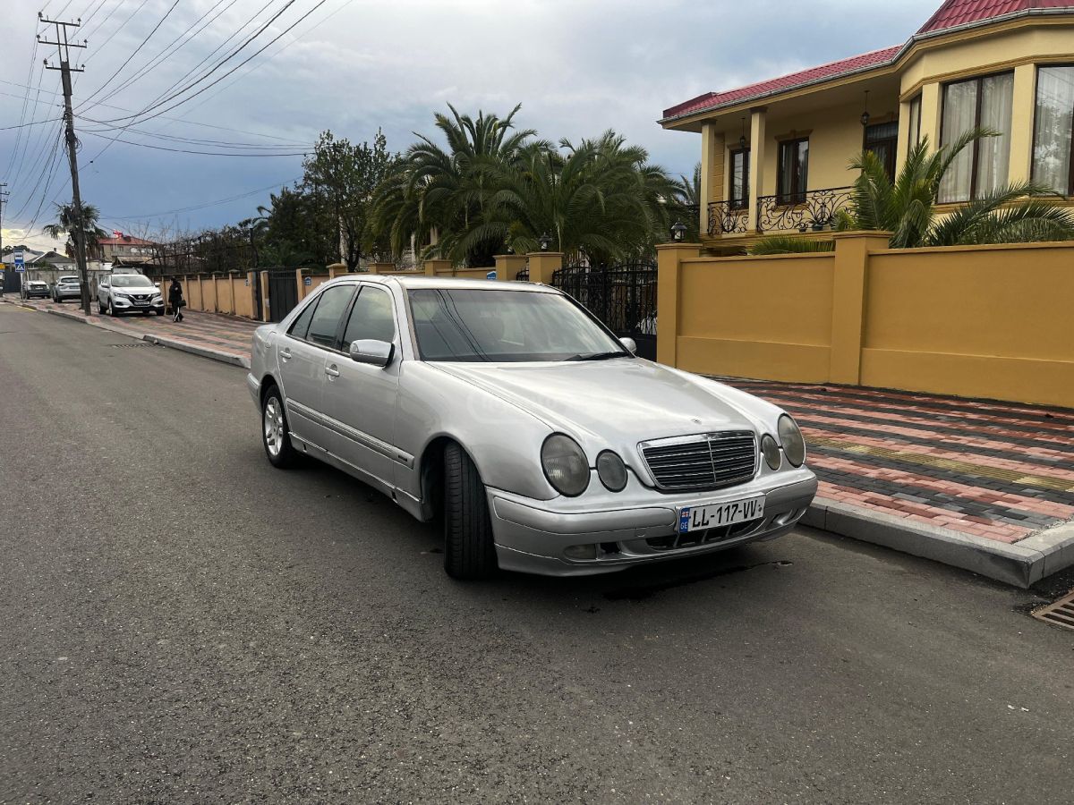 Mercedes-Benz E 220 2000 — photo 2