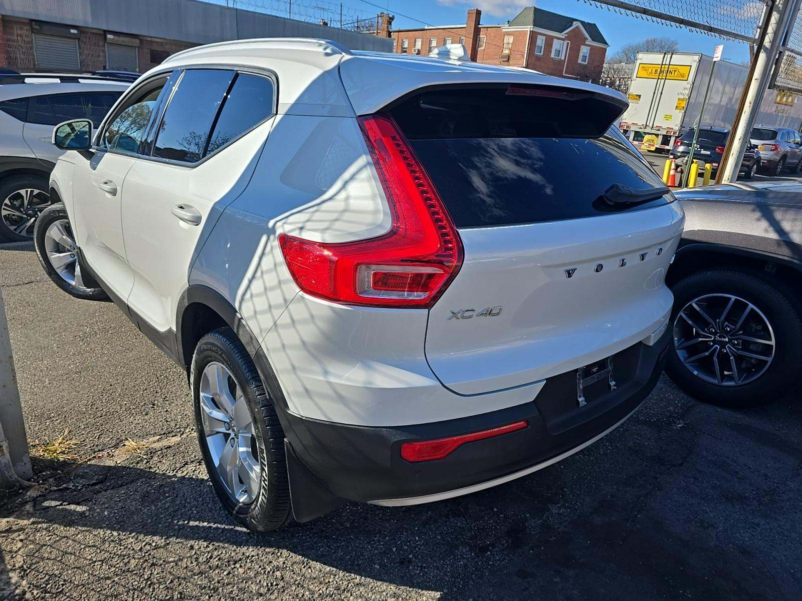 Volvo XC40 2022 — photo 2