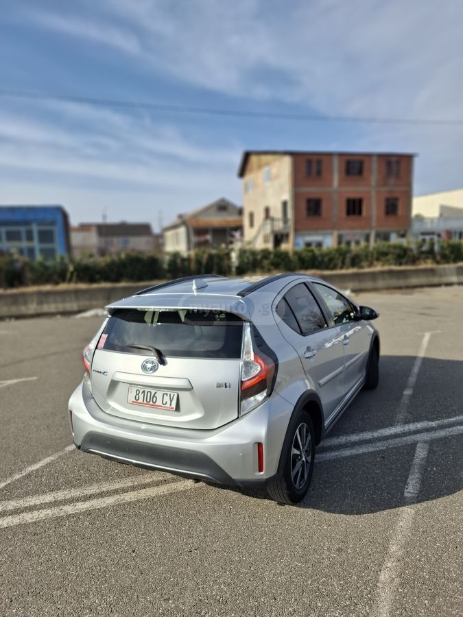 Toyota Prius C 2017 — photo 2