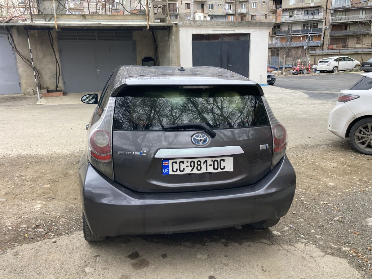 Toyota Prius C 2014 — photo 2