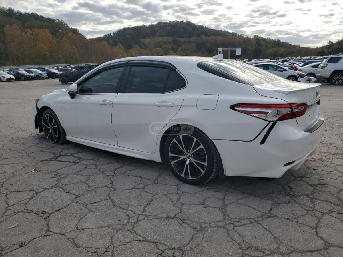 Toyota Camry 2020 — photo 2