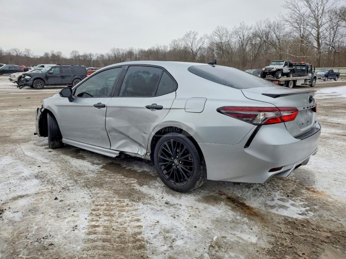 Toyota Camry 2022 — photo 2
