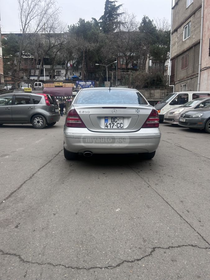 Mercedes-Benz C 230