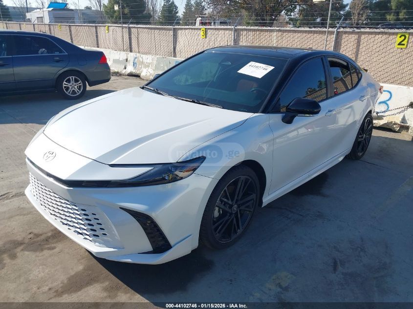 Toyota Camry 2025 — photo 2