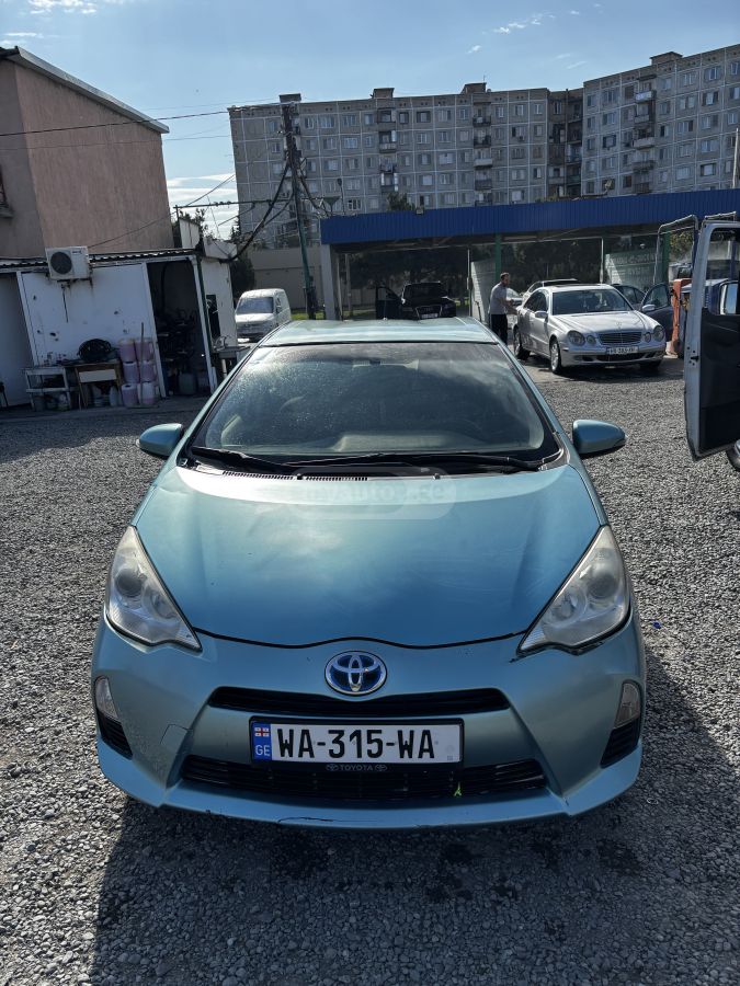 Toyota Prius 2013 — photo 2