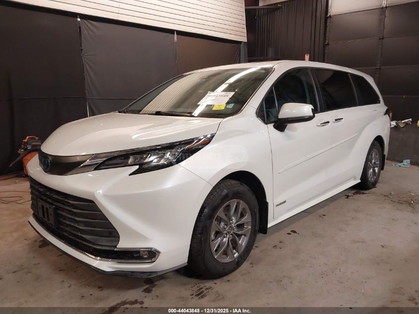 Toyota Sienna 2021 — photo 2