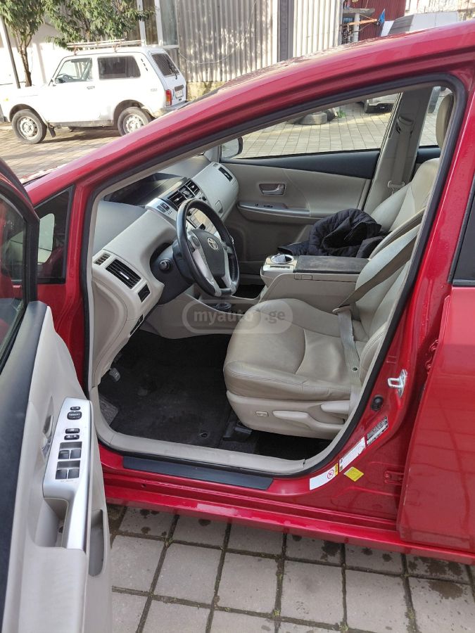 Toyota Prius V 2014 — photo 2