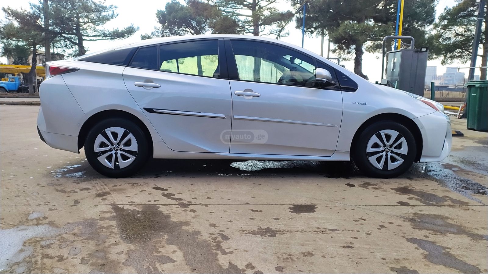 Toyota Prius 2017 — photo 2