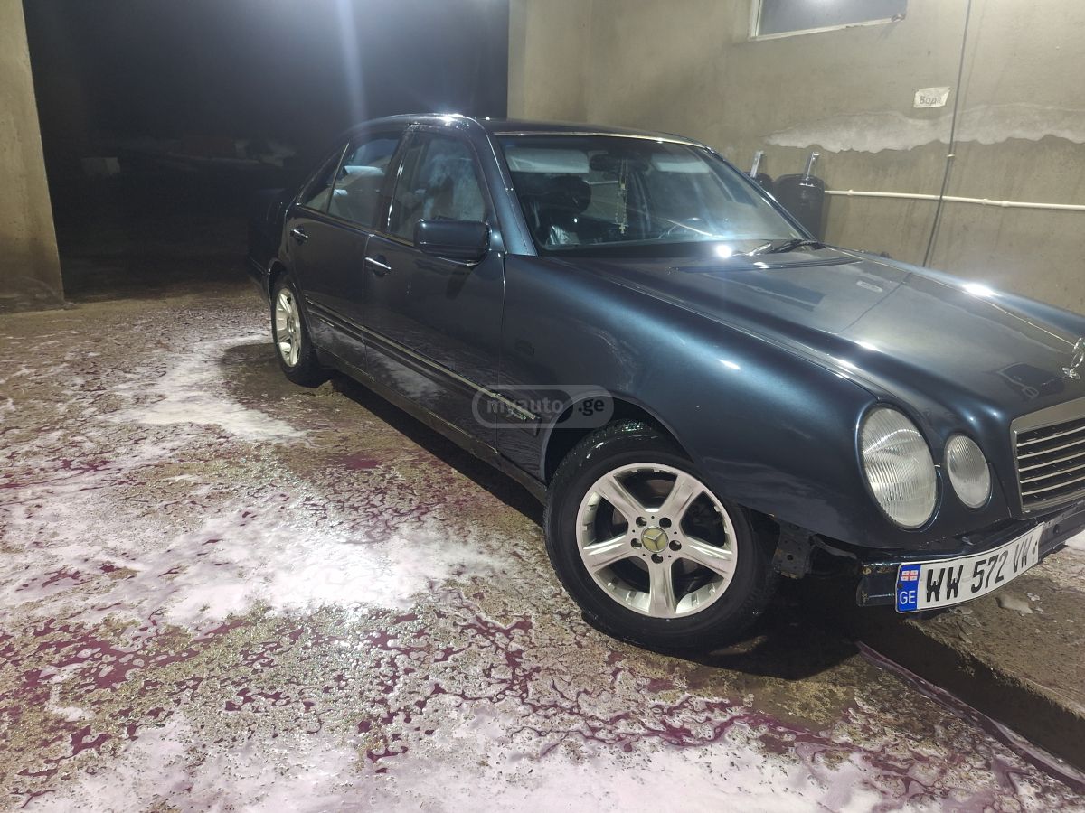Mercedes-Benz E 200 1997 — photo 2