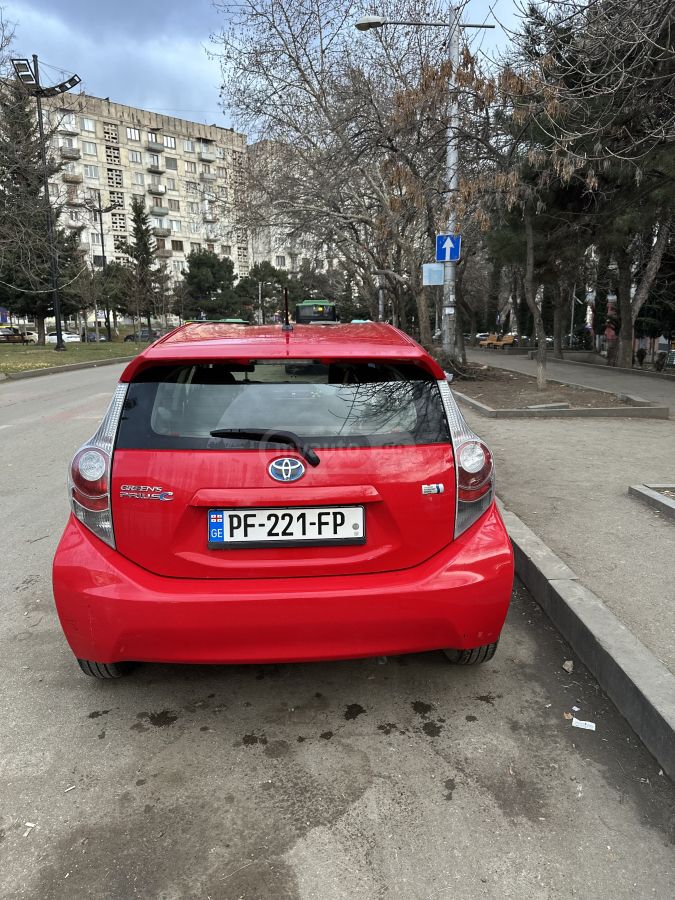 Toyota Prius C 2013 — photo 2