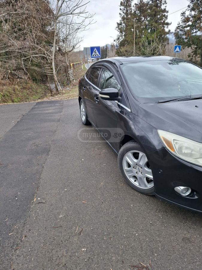 Ford Focus 2011 — photo 2