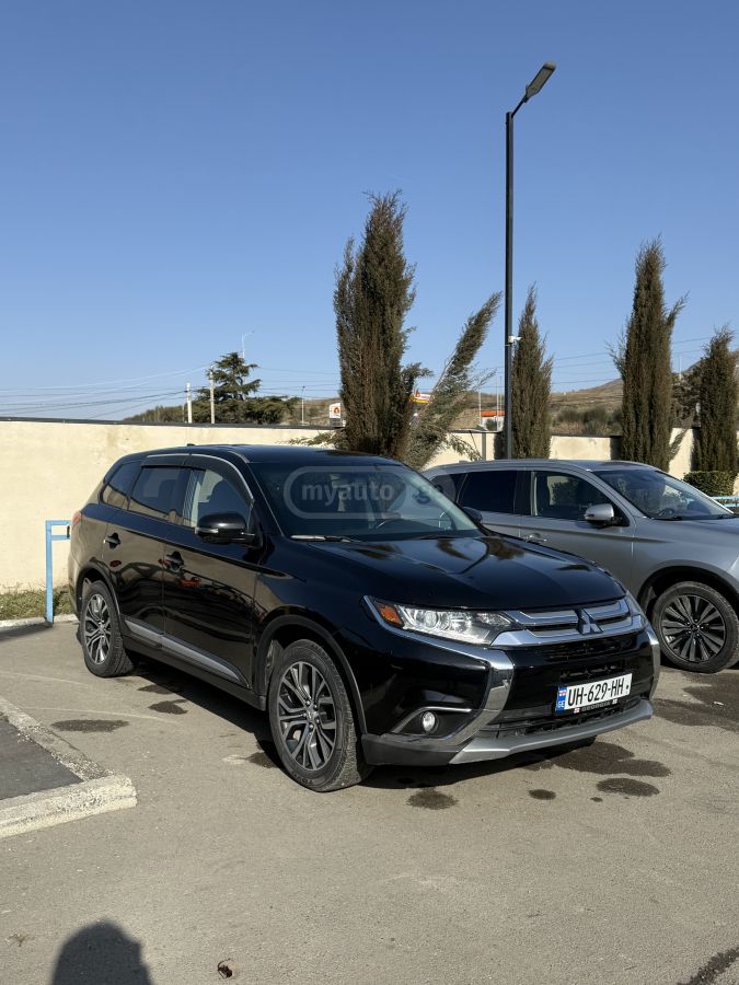 Mitsubishi Outlander 2017 — photo 2