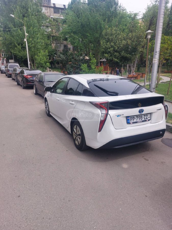 Toyota Prius 2016 — photo 2