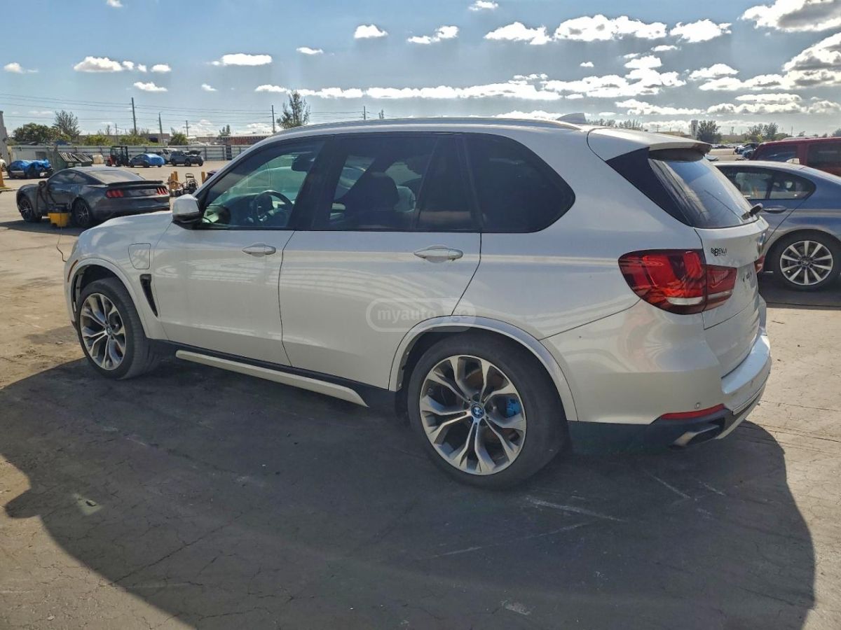 BMW X5 2018 — photo 2