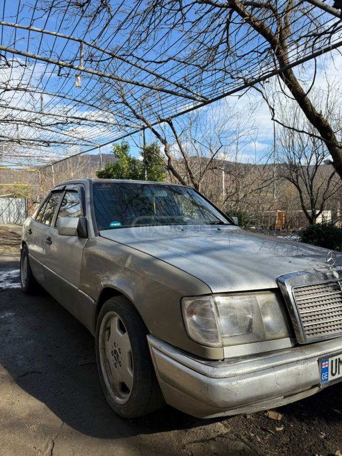 Mercedes-Benz E 320 1990 — photo 2