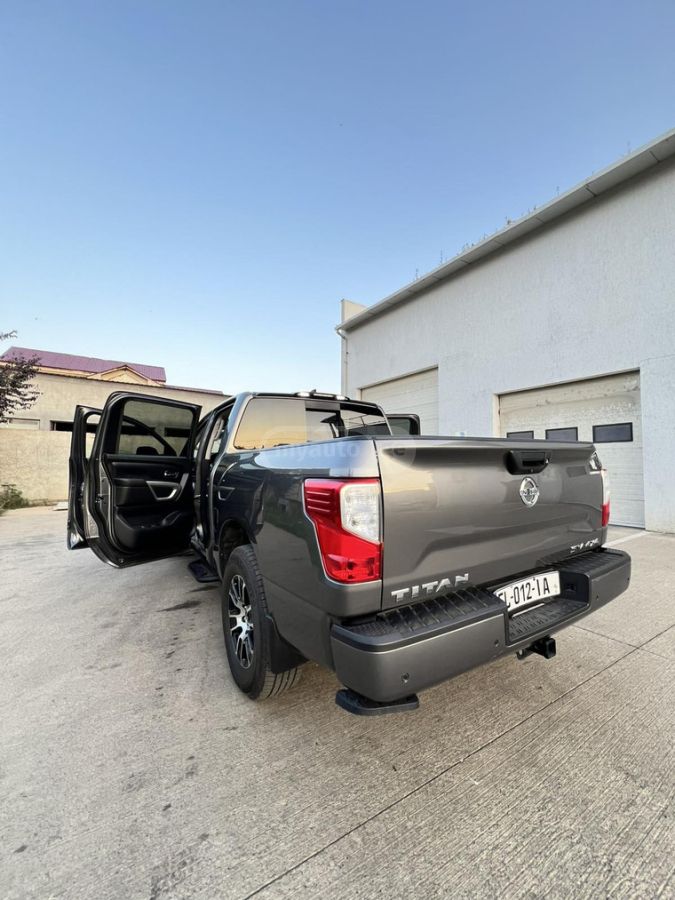 Nissan Titan 2022 — photo 2