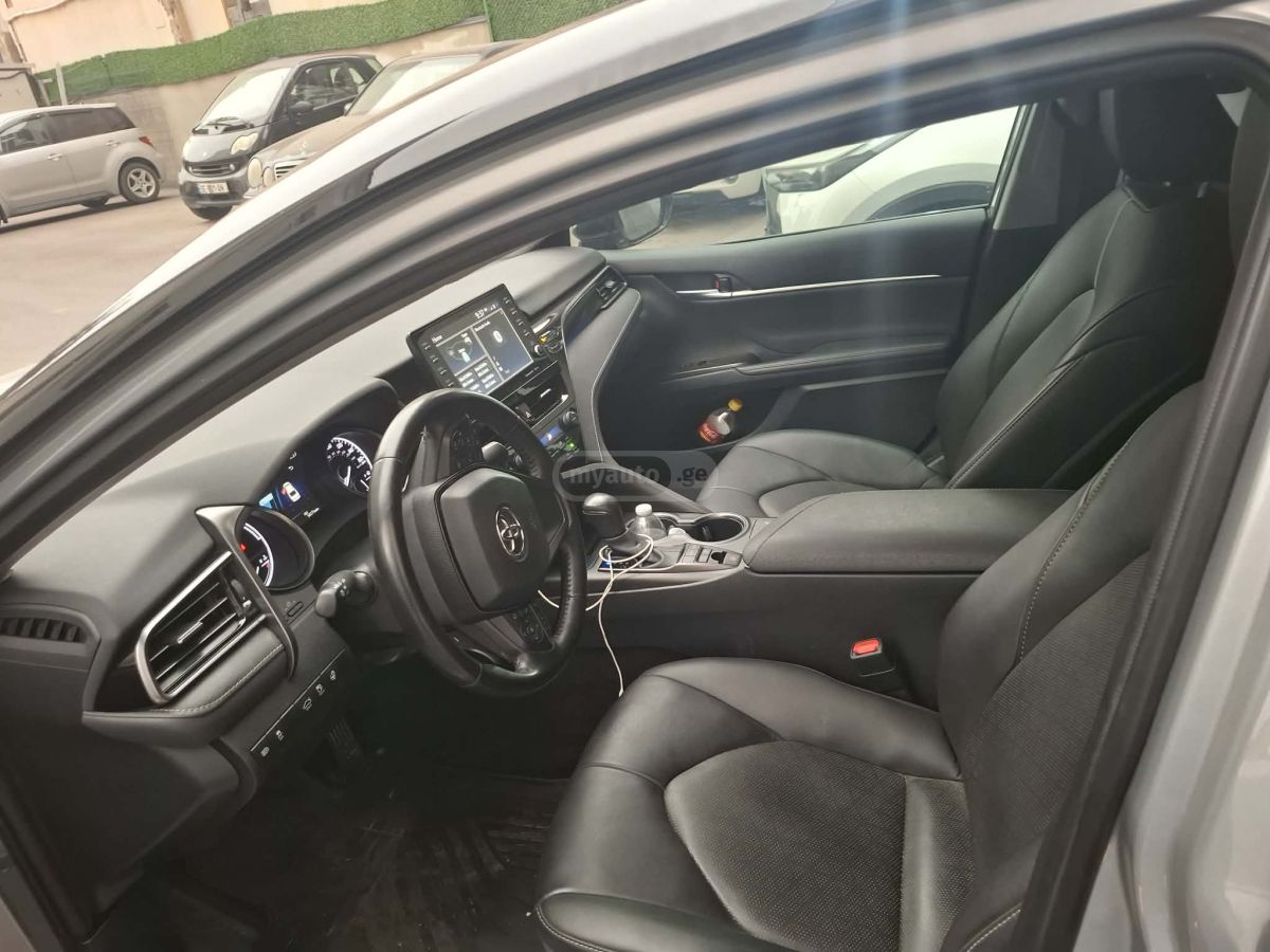 Toyota Camry 2023 — photo 2