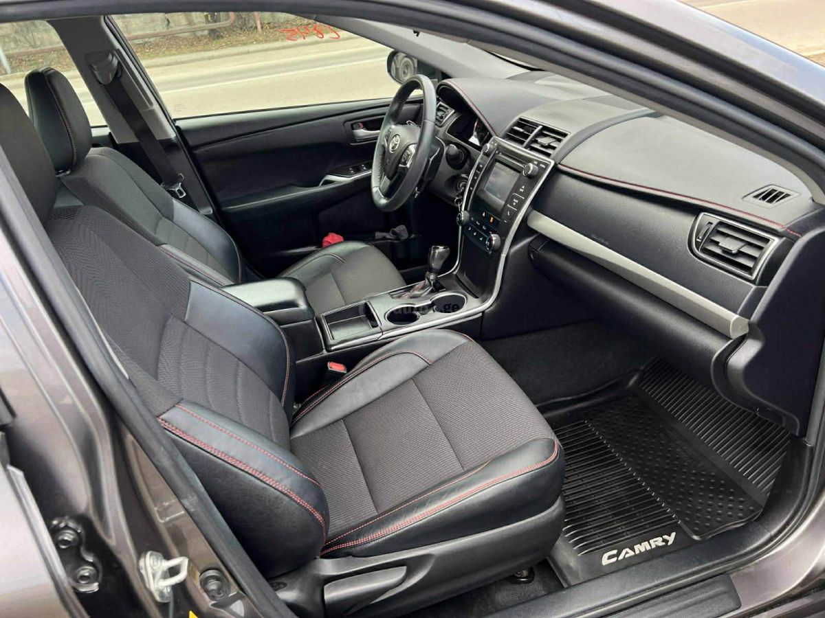 Toyota Camry 2017 — photo 2