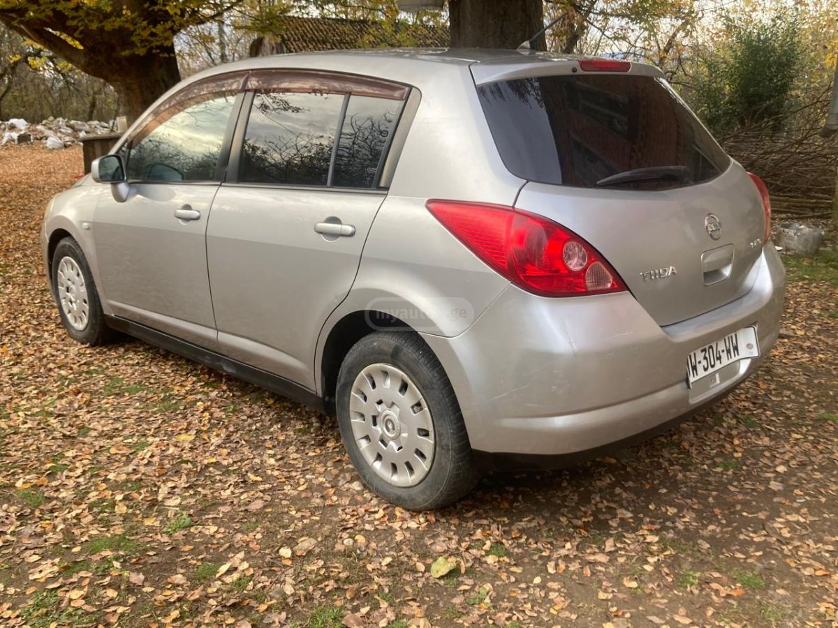 Nissan Tiida 2005 — photo 2