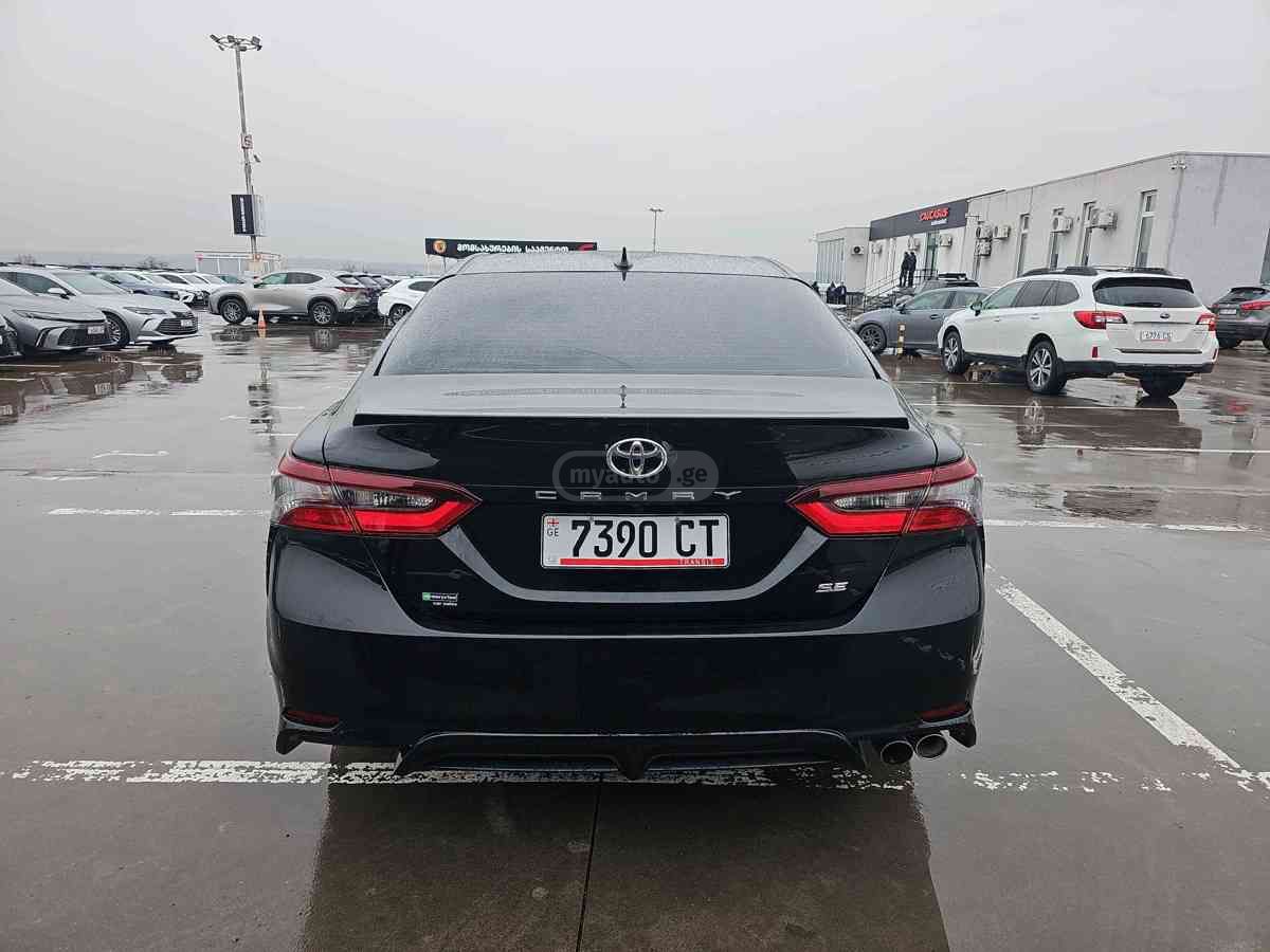 Toyota Camry 2022 — photo 2