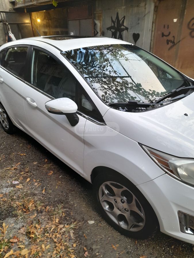 Ford Fiesta 2011 — photo 2