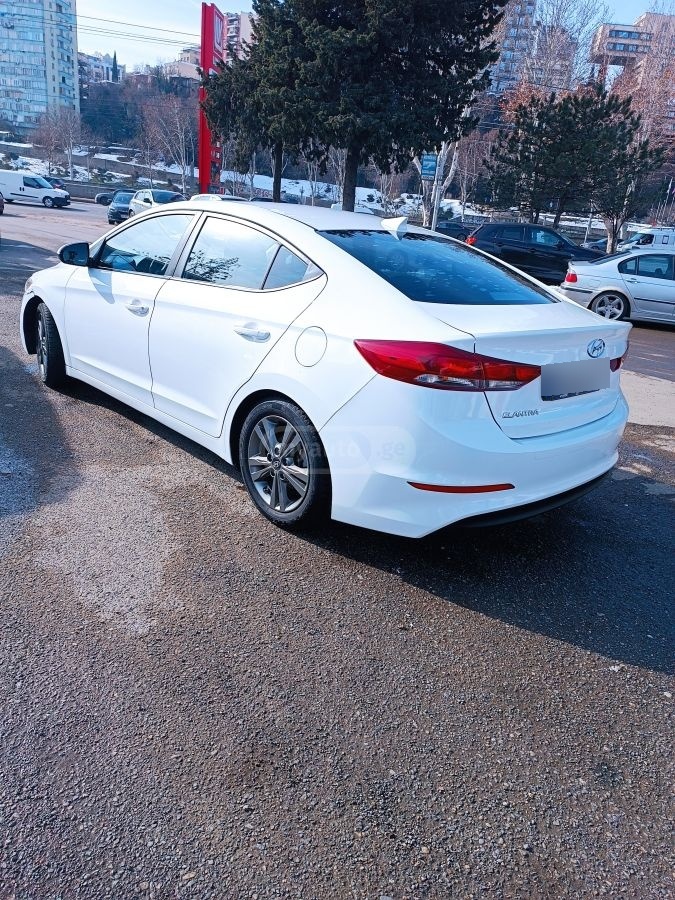 Hyundai Elantra 2018 — photo 2